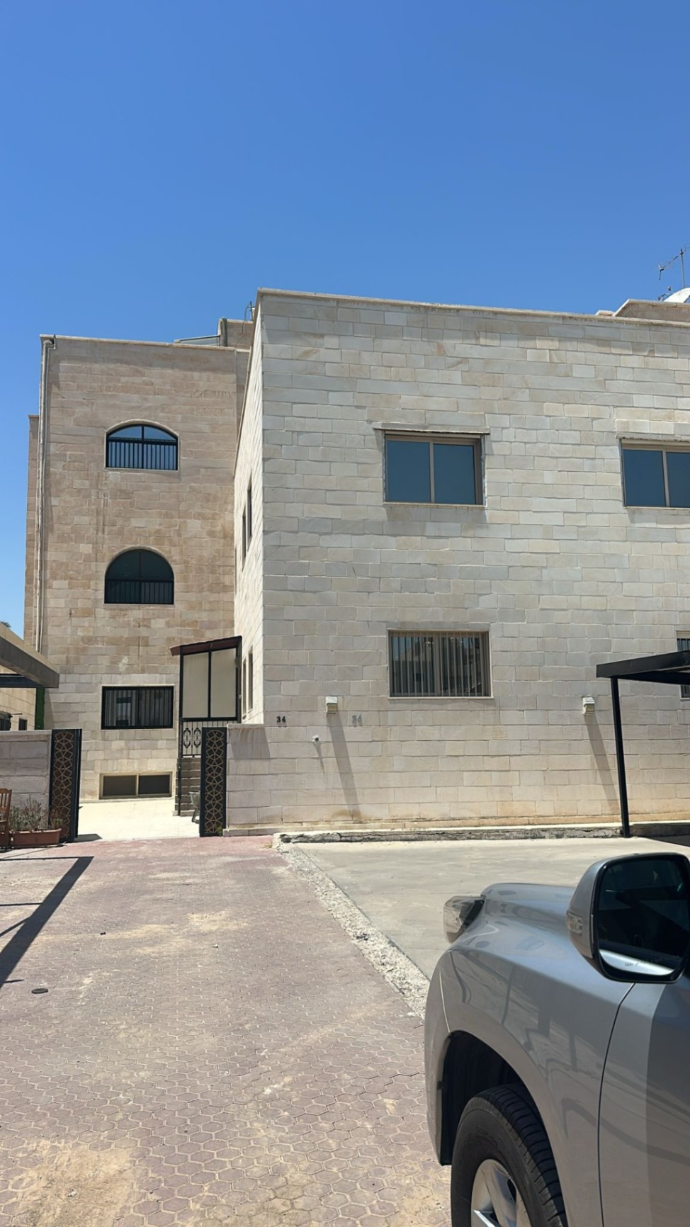 ‏للإيجار دور ثاني في مشرف قطعة ستة عدد 6 غرف نوم وصالة ومطبخ تكييف مركزي عدد اثنين مواقف سيارة ويوجد ساحة كبيرة مقابل البيت
الايجار 750 KD 
للتواصل 90078005